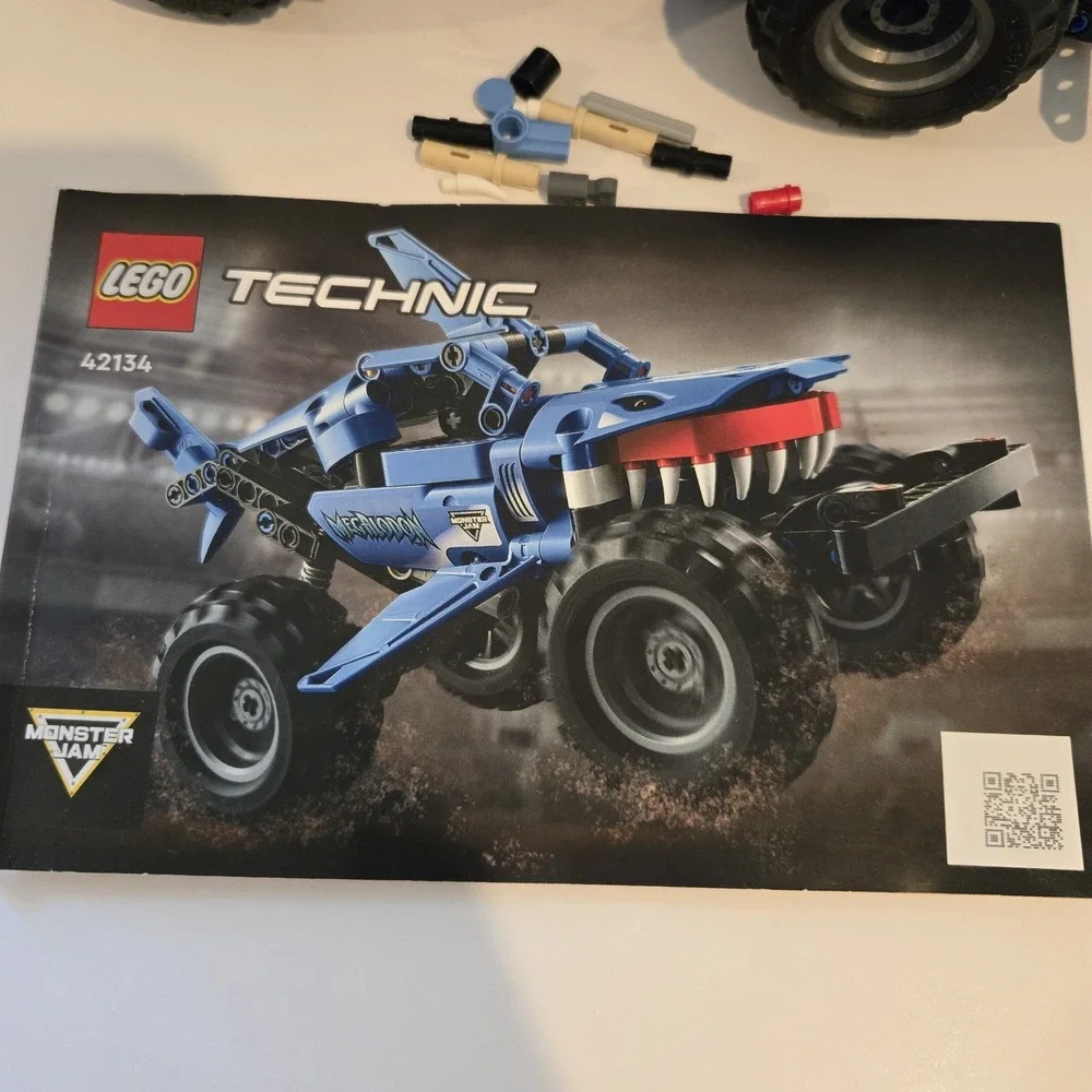 LEGO‎ TECHNIC: Monster Jam Megalodon (42134) Complete W Booklet